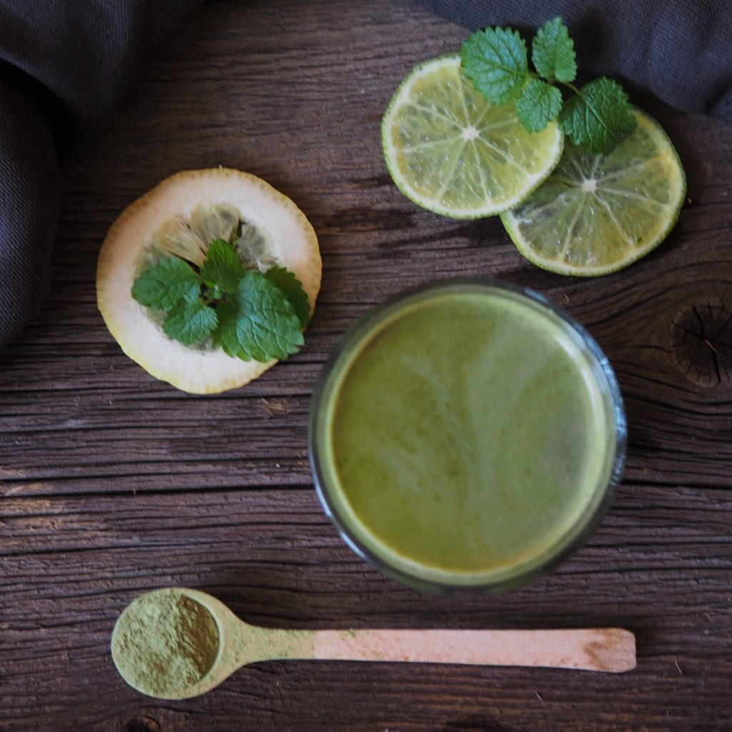 Co pić na diecie? Napój z zielonym jęczmieniem i sokiem z cytrusów