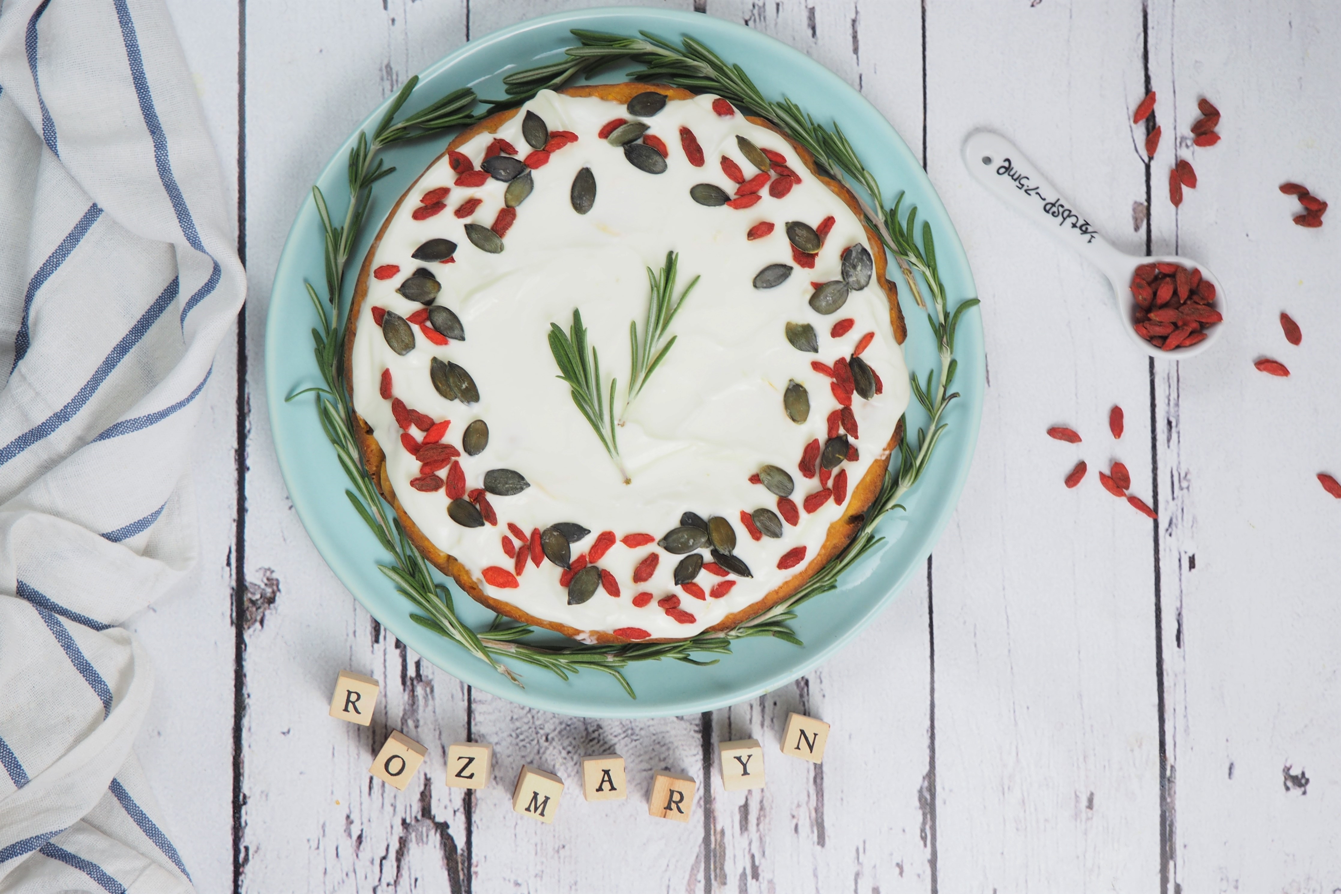 ciasto marchewkowe z jagodami goji i rozmarynem / rosemary carrot cake with goji berries
