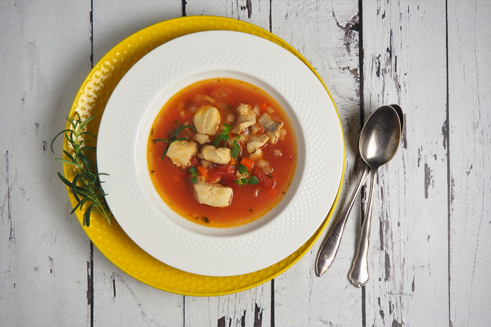 Śródziemnomorska zupa rybna (żółty talerz – home & you, biały talerz – a Tab)