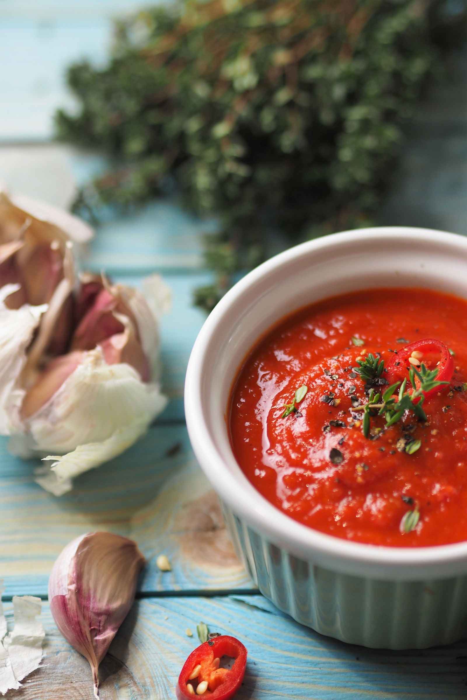 Pikantny sos pomidorowo-paprykowy z czosnkiem, chili i tymiankiem