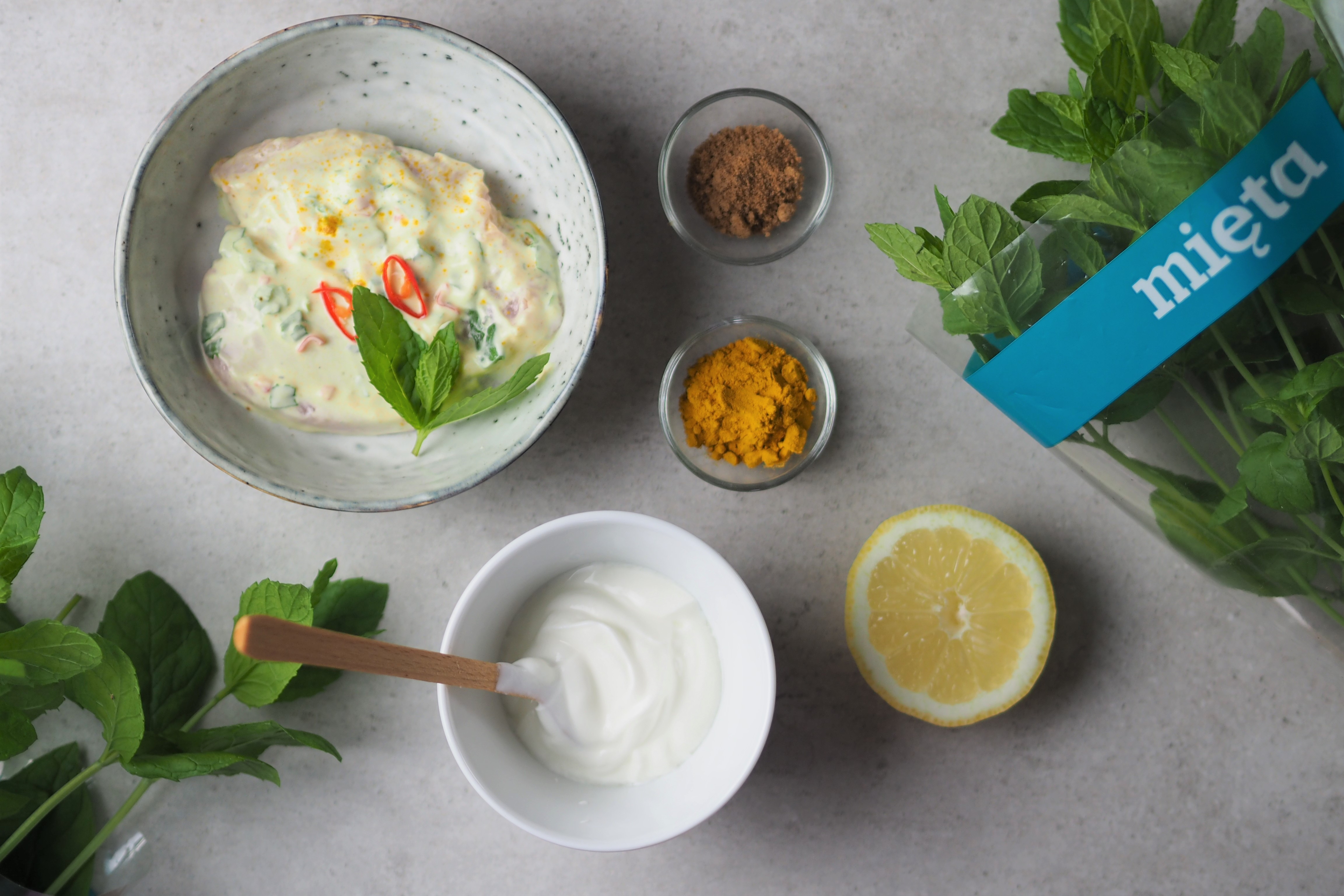 Indyjska marynata z jogurtu naturalnego, mięty i kurkumy