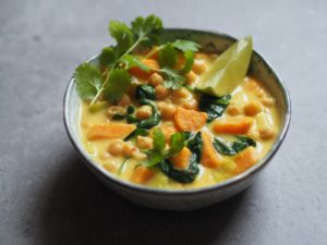 proste curry z batatów, ciecierzycy i szpinaku