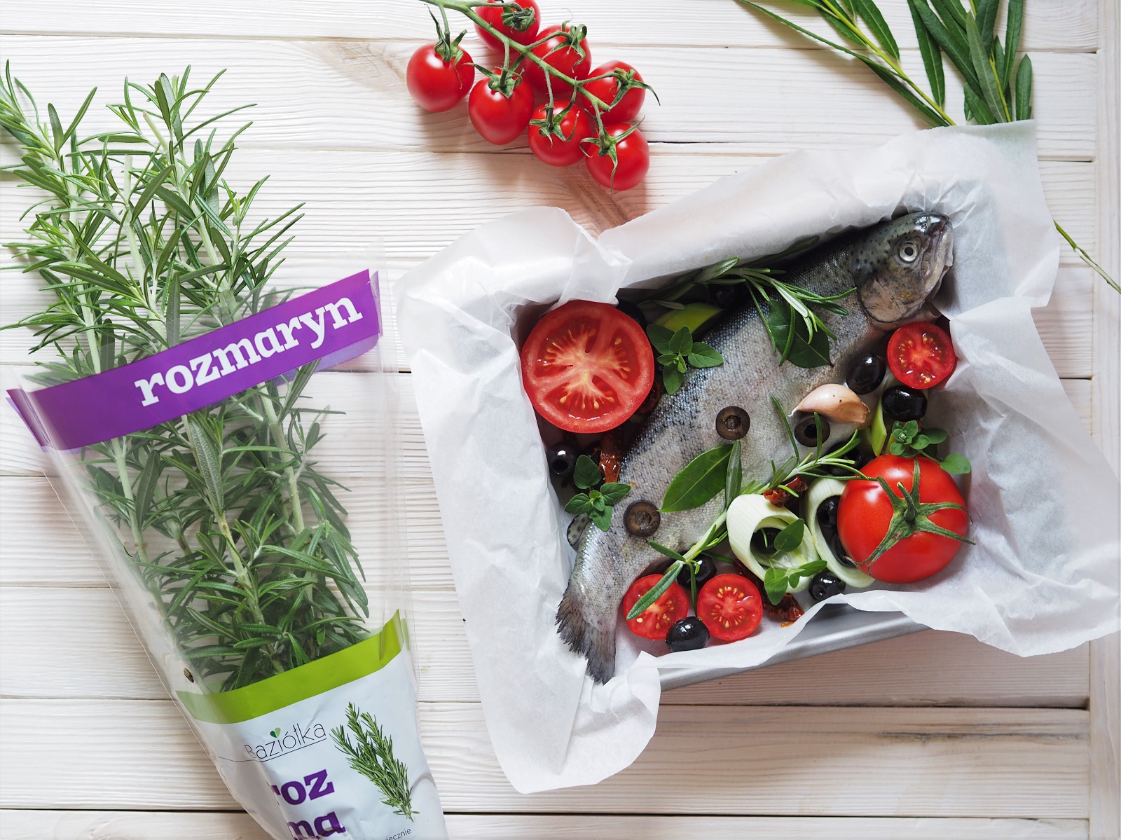 Ryba po grecku, czyli nadziewana oliwkami, kaparami, ziołami, zapiekana z pomidorami i porem