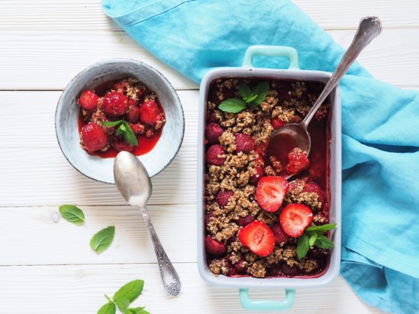 Crumble, czyli truskawki pod kokosowo-owsianą kruszonką