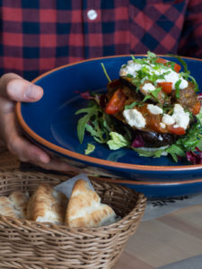 Kleftiko – aromatyczna baranina zapieczona na bakłażanie z serem feta i warzywami podana z jogurtem greckim i świeżą kolendrą